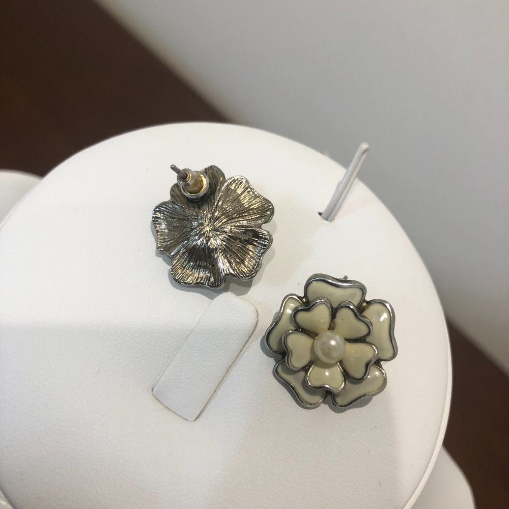 Vintage Silver Tone Cream Flower With Pearl Stud Earrings. - Picture 15 of 16